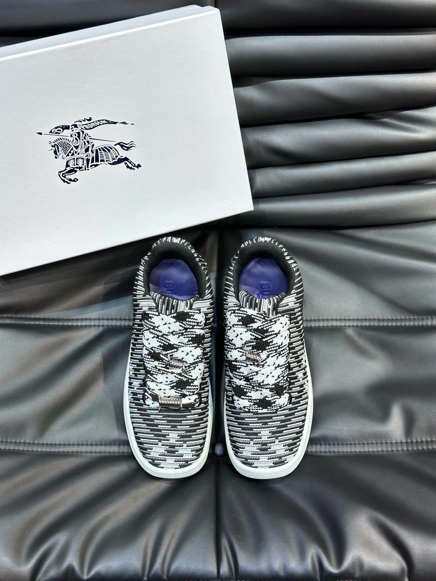 Factory price: 458💰Burberry Box series👫 Thick-soled casual sports shoes for couples, cool sneakers and bread shoes, purchased and developed from the original version, the top version of Box series sports shoes, made of original plaid/knitted fabric, embellished with EKD embossing. Made of mesh lining, the laces are decorated with metal coils, the rubber sole is decorated with the Burberry letter logo, and the original molded 3.5CM two-color T men's shoe 💰U outsole! Code number: 35-45 (35-45 customized)